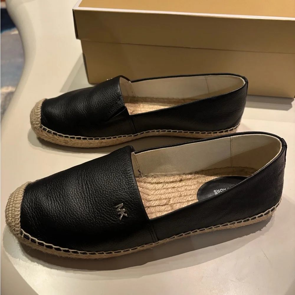 ✨NIB✨ Michael Kors Black and Tan Kendrick Slip On Ballet Flat - Picture 5 of 10